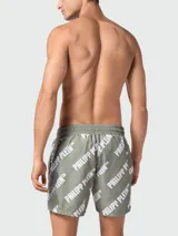 Short de baño color verde con estampado de logotipo repetido y calavera, con cintura elástica y cordón.