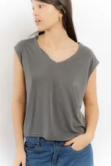 Remera gris con escote en V y mangas cortas.
