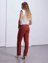 Pantalón blanco de gabardina elastizada, marca Zac & Rachel, con bolsillos delanteros y traseros.