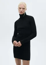 Vestido corto negro de punto grueso con cuello alto y corte evasé.