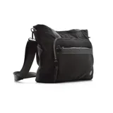 Bolso tipo shopper color mostaza, con bolsillo frontal con cierre y correa bandolera ajustable y desmontable.