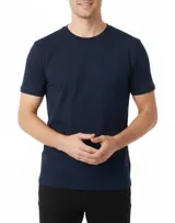 Remera de manga corta y cuello redondo, color azul marino, de calce ajustado.