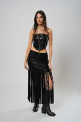 Falda midi de cuerina negra con flecos y abertura lateral.