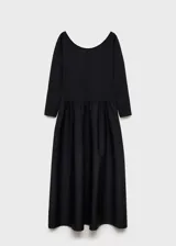 Vestido largo negro de tejido de punto con cuello redondo, corte evasé y detalles fruncidos.