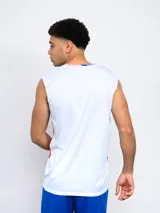 Musculosa de entrenamiento para hombre, color azul vibrante, con un patrón geométrico sutil en tonos más oscuros. Lleva el escudo del Club Nacional de Football en el pecho izquierdo.