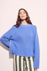 Sweater azul de punto con cuello redondo y mangas largas.