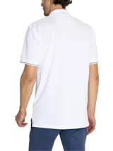 Chomba azul marino de piqué de algodón pima peruano, con cuello clásico, tapeta de dos botones blancos, mangas cortas con ribete rosa y logo de la marca bordado en el pecho.