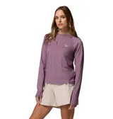 Remera deportiva de manga larga color lila, con logo de la marca en el pecho y en la manga.