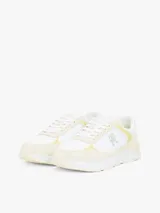 Zapatillas Tommy Hilfiger de mujer, color blanco con detalles en amarillo y verde. Presentan el logo de la marca en el lateral y están confeccionadas con una mezcla de texturas.