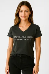 Remera de manga corta color gris oscuro, de algodón, con cuello en V y estampado frontal con la frase 'Si no vas a volar conmigo, despejame la pista'.