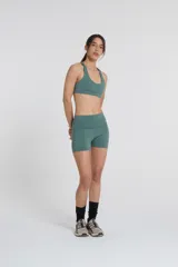 Short deportivo verde azulado de compresión media, con cintura alta regulable y tejido Activelu con protección UV50+ y nula transparencia.