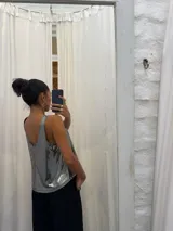 Musculosa gris de poliéster y rayón con spandex, escote en V y breteles anchos.