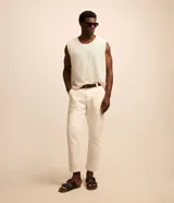 Musculosa de hombre color beige, tejida con textura rendada y cuello redondo.