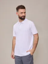 Remera polo color beige, de piqué de algodón, con cuello clásico y tapeta de dos botones.
