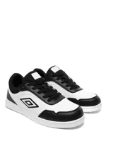 Championes urbanos Umbro color azul marino con suela blanca.