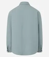 Camisa marrón de manga larga, confeccionada en sarga, con cuello inglés, abotonado delantero, bolsillos en el pecho con solapa y puños abotonados.