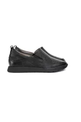 Zapato slip-on negro de cuero vacuno con textura delicada y acabado en color nácar. Tiene inserciones elásticas laterales y suela flexible con tecnología Antistress.