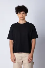 Remera color crudo de corte cuadrado y holgado, con cuello redondo y mangas cortas. Confeccionada en algodón pesado.