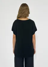 Blusa blanca de mangas cortas con escote en V y corte holgado.