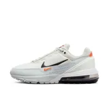 Zapatillas Nike Air Max Pulse de hombre, color blanco con detalles en negro y naranja.