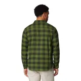 Camisa de franela a cuadros verde y negra, de manga larga, con bolsillo en el pecho y tejido elástico.