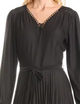 Vestido midi negro de la marca Sharagano, con escote en V y aplique de encaje, mangas largas con terminación fruncida, cintura con lazo de ajuste y falda plisada.