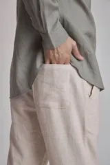 Pantalón de lino color verde oliva, de corte recto y tiro medio.