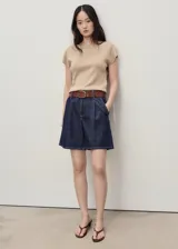 Short de denim azul oscuro, tiro medio, con diseño recto y pinzas delanteras.