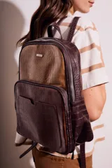 Mochila marrón con estampado de piel de cocodrilo, con cierre superior y bolsillo frontal con cierre.