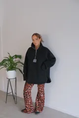 Pantalón Oxford de viscosa con estampado animal print de leopardo en tonos marrones y negros.
