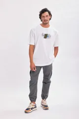Remera blanca de algodón con estampado del logo de Star Wars y un diseño de droide astromecánico en azul y amarillo.
