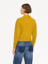 Cardigan corto color mostaza, tejido en hilado de lino combinado con algodón grueso. Incluye bordado a tono Jch.