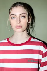 Remera de algodón con rayas horizontales rojas y blancas, cuello redondo y manga corta.