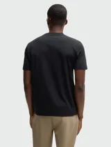 Camiseta negra de algodón elástico con cuello redondo y manga corta. Presenta una banda horizontal con diseño a cuadros y el logo de la marca en el pecho.