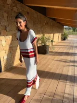 Vestido largo tejido a rayas horizontales en color blanco, rojo, marrón y celeste.