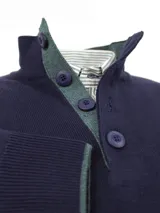 Buzo azul marino de algodón con cuello doble, abotonado con tres botones celestes.