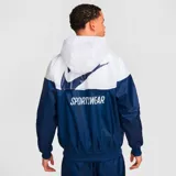 Campera deportiva Nike Windrunner para hombre, color blanco y azul marino, con capucha y logo de Nike bordado en el pecho.