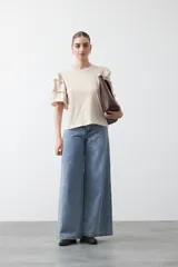 Remera negra de algodón con cuello redondo y mangas cortas con volados en capas.