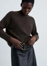 Sweater marrón de punto grueso con cuello perkins, corte recto y terminaciones acanaladas.