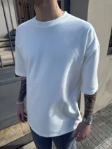Remera blanca de algodón pesado, corte oversize y cuello redondo.