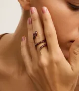 Maxi anillo con forma de serpiente esmaltada color marrón con detalles en dorado.