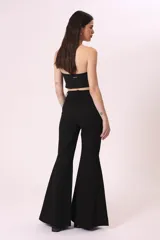 Pantalón de vestir negro de corte acampanado.