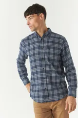 Camisa de viyela a cuadros rojos y azules, corte regular y logo bordado.