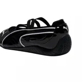 Zapato Puma Speedcat Ballet color negro charol con detalles en blanco y tiras elásticas cruzadas.