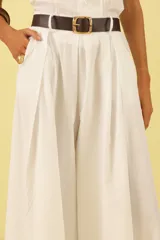 Pantalón palazzo color beige de popelina con cinturón marrón.