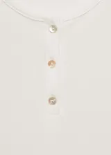 Camiseta gris de lyocell con cuello redondo y cierre de botones.