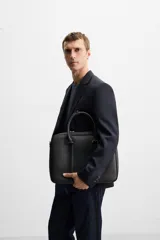 Maletín negro con textura grabada, cierre de cremallera, bolsillo interior para dispositivos electrónicos de hasta 13 pulgadas, bolsillo frontal con cremallera, doble asa de mano y asa de hombro ajustable y extraíble.