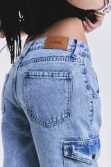Pantalón cargo de denim celeste con bolsillos laterales con solapa y puños elásticos.