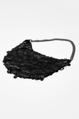 Cartera negra cubierta de lentejuelas con asa de cadena metálica.