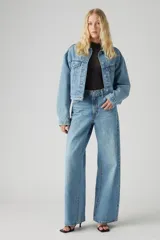 Pantalón de jean de corte recto, color celeste claro, con tiro alto y diseño clásico de cinco bolsillos.